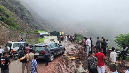 Himachal rainfall, Himachal landslide, National Higway traffic jam, Chandigarh-Shimla National Highway, indian express news